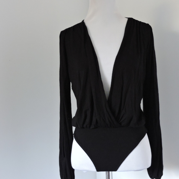 Forever 21 Tops - Forever 21 long slit sleeve bodysuit